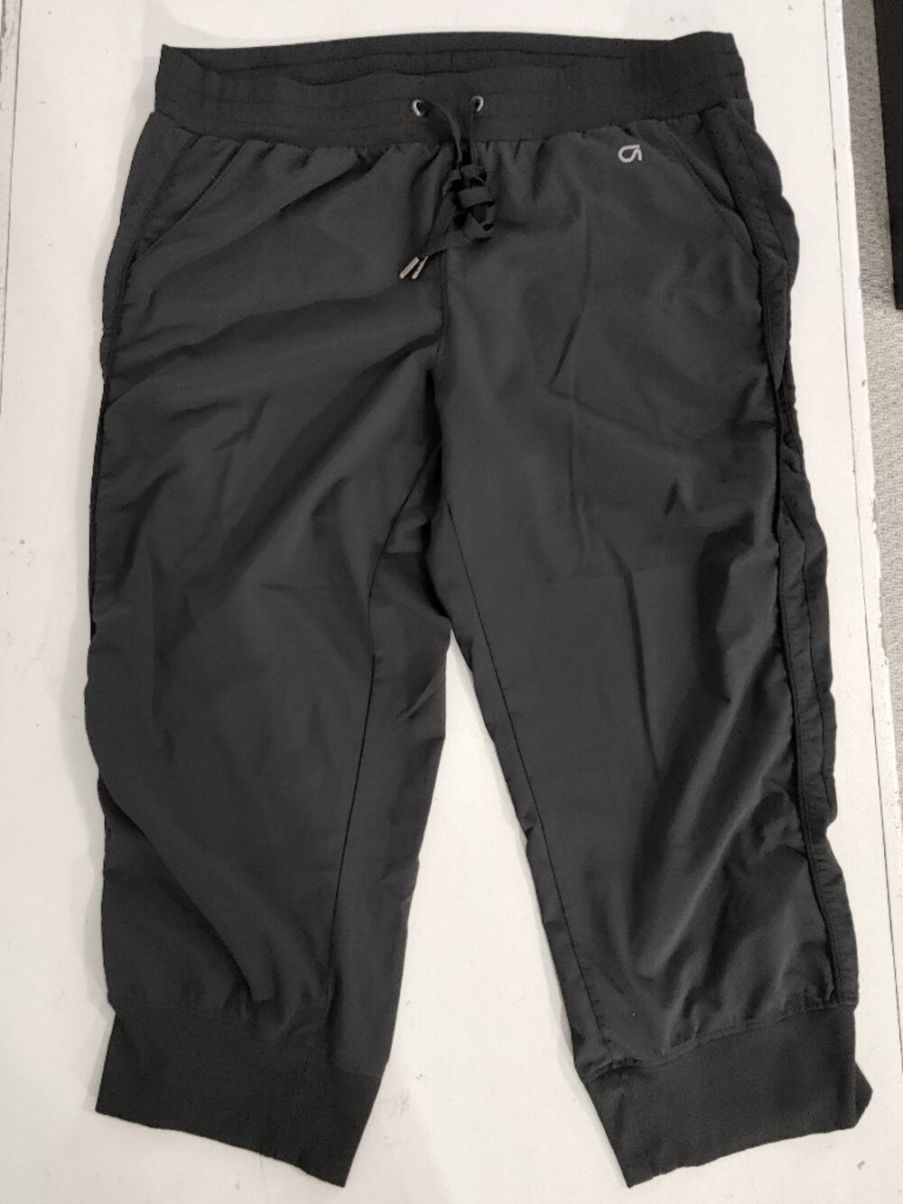 medium black Gap Fit cropped athletic jogging pants